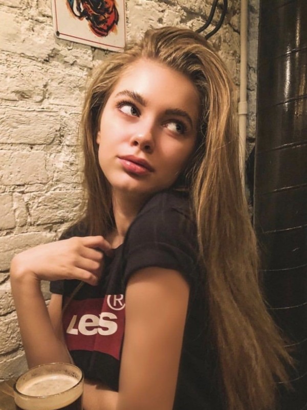 Оля привлекательная девушка из Чистякова цена от 3000 руб