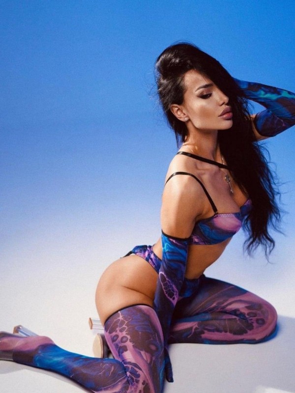 Асечка привлекательная девушка из Чистякова цена от 9000 руб